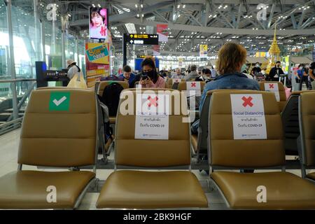 Sièges marqués d'un crochet vert et d'une croix rouge, gardez votre distance, social Distancing, Suvarnabhumi Airport, Bangkok, Thaïlande, Asie Banque D'Images