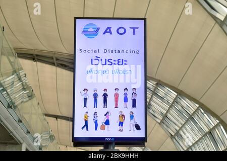 Signe avec les règles de conduite, distanciation sociale, en thaï, anglais, Corona Crisis, COVID-19, Suvarnabhumi Airport, Bangkok, Thaïlande, Asie Banque D'Images