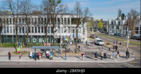 File d'attente devant un supermarché, les gens restent à distance à cause de Corona, Munich, Haute-Bavière, Bavière, Allemagne Banque D'Images