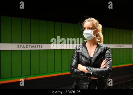 Femme avec masque respiratoire, en attente de train, S-Bahn, Corona Crisis, Stuttgart, Bade-Wuerttemberg, Allemagne Banque D'Images