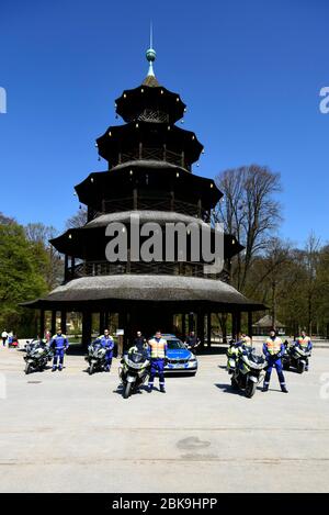 Photo de groupe police de Munich devant la Tour chinoise, crise de Corona, Munich, Haute-Bavière, Bavière, Allemagne Banque D'Images