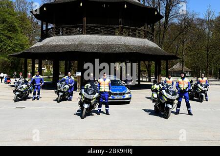 Photo de groupe police de Munich devant la Tour chinoise, crise de Corona, Munich, Haute-Bavière, Bavière, Allemagne Banque D'Images