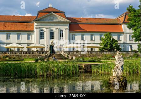 Façade sud du jardin du palais avec statue de Vénus dans l'étang, palais baroque Fasanerie, Eichenzell, Fulda, Hesse, Allemagne Banque D'Images