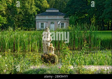 Étang avec sculpture de la déesse d'amour Vénus avec deux colombes devant pavillon chinois, maison de thé, parc du château baroque Fasanerie, Eichenzell Banque D'Images