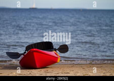 Kayak à Poole Bay près de Sandbanks Banque D'Images