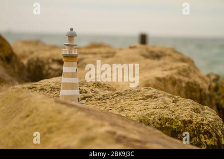 Phare en bois sur les rochers de la plage de Southbourne Banque D'Images