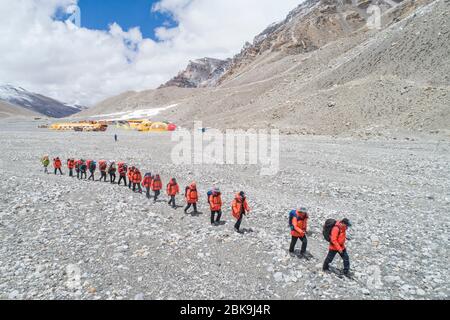 Lhasa. 2 mai 2020. Xue Qiangqiang et ses coéquipiers partent du camp de base du mont Qomolangma dans la région autonome du Tibet du sud-ouest de la Chine, dans cette photo aérienne prise le 2 mai 2020. C'est la première fois que Xue Qiangqiang, 37 ans, monte au mont Qomolangma, le plus haut sommet du monde. Il est membre d'une équipe chinoise pour mesurer à nouveau la hauteur de la montagne en mai. POUR ALLER AVEC "Feature: Les arpenteurs chinois se préparent à remesurer Mt. Crédit de Qomolangma : Sun Fei/Xinhua/Alay Live News Banque D'Images