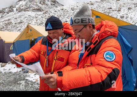 Lhasa. 2 mai 2020. Xue Qiangqiang (L) et son coéquipier voient une carte dans le camp de base du Mont Qomolangma dans la région autonome du Tibet du sud-ouest de la Chine, le 2 mai 2020. C'est la première fois que Xue Qiangqiang, 37 ans, monte au mont Qomolangma, le plus haut sommet du monde. Il est membre d'une équipe chinoise pour mesurer à nouveau la hauteur de la montagne en mai. POUR ALLER AVEC "Feature: Les arpenteurs chinois se préparent à remesurer Mt. Crédit de Qomolangma: Jigme Dorje/Xinhua/Alay Live News Banque D'Images