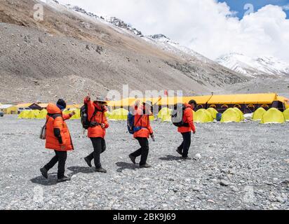 Lhasa. 2 mai 2020. Xue Qiangqiang et ses coéquipiers partent du camp de base du mont Qomolangma dans la région autonome du Tibet du sud-ouest de la Chine, 2 mai 2020. C'est la première fois que Xue Qiangqiang, 37 ans, monte au mont Qomolangma, le plus haut sommet du monde. Il est membre d'une équipe chinoise pour mesurer à nouveau la hauteur de la montagne en mai. POUR ALLER AVEC "Feature: Les arpenteurs chinois se préparent à remesurer Mt. Crédit de Qomolangma: Jigme Dorje/Xinhua/Alay Live News Banque D'Images