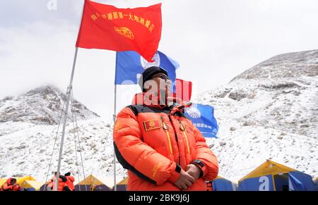 Lhasa. 2 mai 2020. Xue Qiangqiang est vue au camp de base du mont Qomolangma dans la région autonome du Tibet du sud-ouest de la Chine, 2 mai 2020. C'est la première fois que Xue Qiangqiang, 37 ans, monte au mont Qomolangma, le plus haut sommet du monde. Il est membre d'une équipe chinoise pour mesurer à nouveau la hauteur de la montagne en mai. POUR ALLER AVEC "Feature: Les arpenteurs chinois se préparent à remesurer Mt. Crédit de Qomolangma: Purbu Zhaxi/Xinhua/Alay Live News Banque D'Images