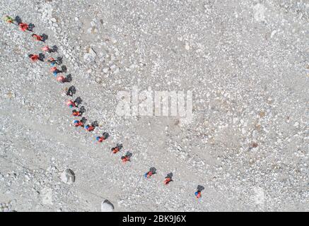 Lhasa. 2 mai 2020. Xue Qiangqiang et ses coéquipiers partent du camp de base du mont Qomolangma dans la région autonome du Tibet du sud-ouest de la Chine, dans cette photo aérienne prise le 2 mai 2020. C'est la première fois que Xue Qiangqiang, 37 ans, monte au mont Qomolangma, le plus haut sommet du monde. Il est membre d'une équipe chinoise pour mesurer à nouveau la hauteur de la montagne en mai. POUR ALLER AVEC "Feature: Les arpenteurs chinois se préparent à remesurer Mt. Crédit de Qomolangma: Jigme Dorje/Xinhua/Alay Live News Banque D'Images