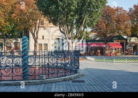 Istanbul, Turquie - 17 septembre 2017 : détail de la place de l'hippodrome, près de la grande Mosquée Bleue, avec les boutiques de souvenirs typiques et le restaurant touristique Banque D'Images