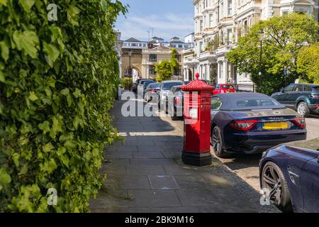 LockDown London : une boîte de première colonne victorienne qui mène la rue dans une partie chère de South Kensington. Banque D'Images