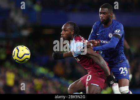 Michail Antonio vies de West Ham pour le bal contre Fikayo Tomori de Chelsea pendant le match de la première Ligue entre Chelsea et West Ham United au Stamford Bridge de Londres. 30 novembre 2019 Banque D'Images