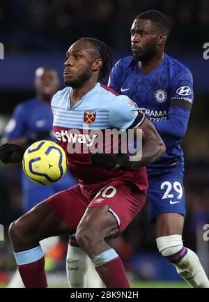 Michail Antonio vies de West Ham pour le bal contre Fikayo Tomori de Chelsea pendant le match de la première Ligue entre Chelsea et West Ham United au Stamford Bridge de Londres. 30 novembre 2019 Banque D'Images