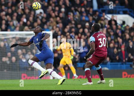 Kurt Zouma de Chelsea se tourne vers le ballon avec Michail Antonio de West Ham pendant le match de la première Ligue entre Chelsea et West Ham United au Stamford Bridge à Londres. 30 novembre 2019 Banque D'Images