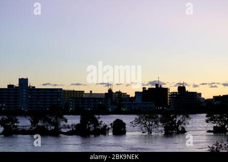 Paysage des basses eaux de la rivière Tama le matin, lorsque le typhon no 19 accompagné de fortes pluies est passé le 13 octobre 2019 Banque D'Images