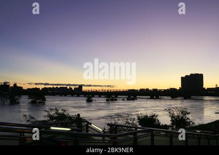 Paysage des basses eaux de la rivière Tama le matin, lorsque le typhon no 19 accompagné de fortes pluies est passé le 13 octobre 2019 Banque D'Images