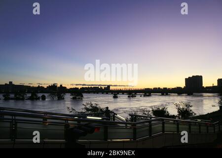 Paysage des basses eaux de la rivière Tama le matin, lorsque le typhon no 19 accompagné de fortes pluies est passé le 13 octobre 2019 Banque D'Images