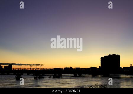 Paysage des basses eaux de la rivière Tama le matin, lorsque le typhon no 19 accompagné de fortes pluies est passé le 13 octobre 2019 Banque D'Images