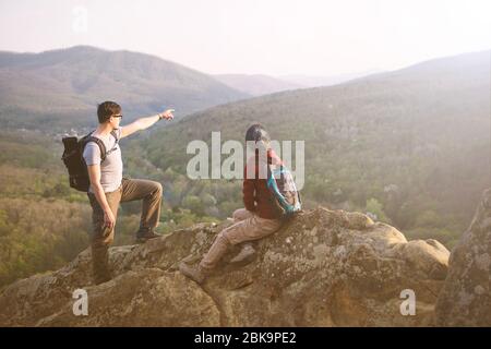 Jeune couple regardant les montagnes. Image en tons. Banque D'Images