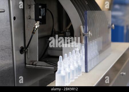 Ruban automatique pour créer l'emballage et le remplissage des médicaments. Machine de remplissage et de scellage d'ampoules, équipement dans l'industrie pharmaceutique. Banque D'Images