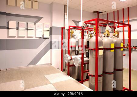 Pompez de l'incendie dans l'installation, la base de pétrole. Système d'extinction d'incendie industriel Banque D'Images