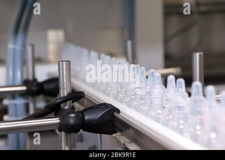 Ruban automatique pour créer l'emballage et le remplissage des médicaments. Machine de remplissage et de scellage d'ampoules, équipement dans l'industrie pharmaceutique. Banque D'Images