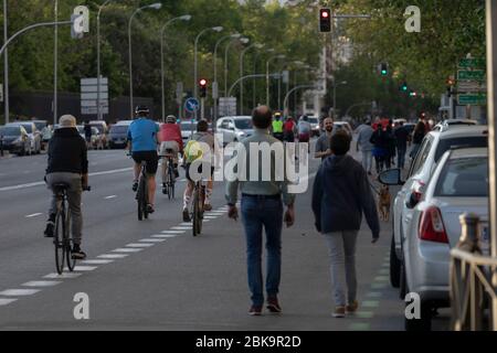 Madrid, Espagne - 02 mai 2020: Les gens marchant ou faisant du sport individuel de manière massive dans le centre de Madrid, pendant l'état d'alarme pour COVID-19. Banque D'Images