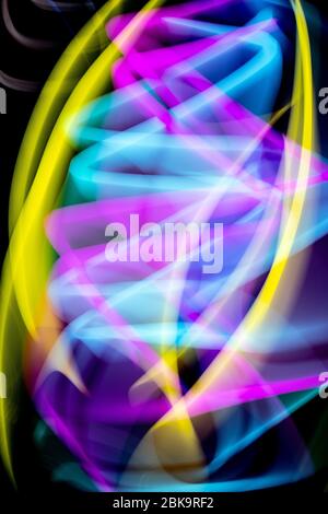 Résumé Neon Lines with Light and Swirls 80s Nightclub style Background Banque D'Images
