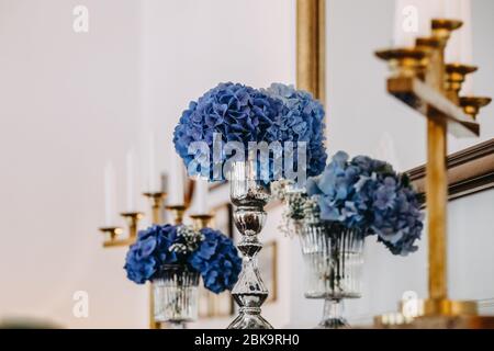 photo de fleurs bleues dans un vase Banque D'Images