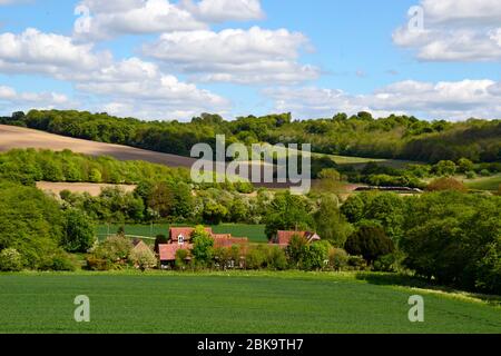 Vue sur les maisons de campagne, nichées au milieu des collines et des vallées, dans la campagne de West Wycombe, Buckinghamshire, Royaume-Uni. Chiltern Hills. Banque D'Images