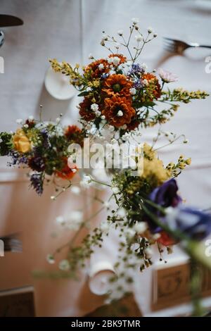 photo de fleurs sur une table de dessus Banque D'Images