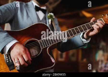 photo d'un homme jouant de la guitare Banque D'Images