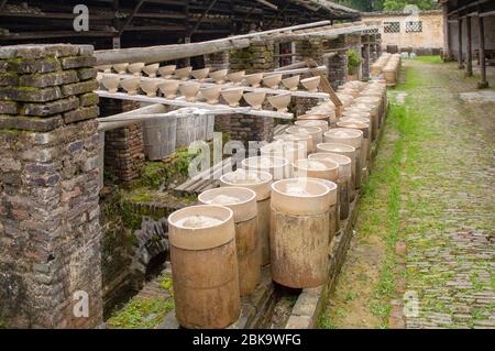 Poterie en argile fraîche dans un ancien atelier de poterie traditionnel à Jingdezhen, la capitale mondiale de la porcelaine dans la province de Jiangxi, en Chine Banque D'Images