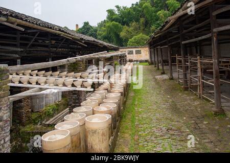 Poterie en argile fraîche dans un ancien atelier de poterie traditionnel à Jingdezhen, la capitale mondiale de la porcelaine dans la province de Jiangxi, en Chine Banque D'Images