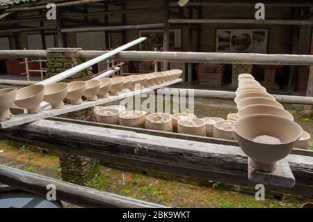 Poterie en argile fraîche dans un ancien atelier de poterie traditionnel à Jingdezhen, la capitale mondiale de la porcelaine dans la province de Jiangxi, en Chine Banque D'Images