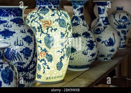 Vases en porcelaine émaillée bleue et blanche sur une étagère rustique vintage Banque D'Images