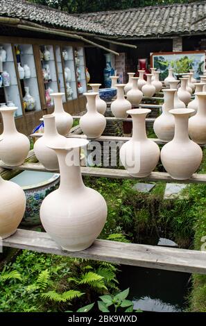 Poterie en argile fraîche dans un ancien atelier de poterie traditionnel à Jingdezhen, la capitale mondiale de la porcelaine dans la province de Jiangxi, en Chine Banque D'Images