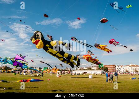 Des cerfs-volants géants et colorés remplissent le ciel bleu d'été au Southsea Kite Festival, Portsmouth, Royaume-Uni Banque D'Images