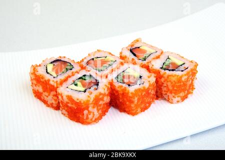 Sushi. Petits pains aux crevettes. Rouler en Californie avec de l'avocat. Cuisine japonaise. Les aliments sains sont bien disposés sur un plateau. Plat avec riz. Banque D'Images