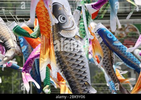 Tokyo, Japon. 3 mai 2020. Les streamers de carpe nasaient dans le ciel sur une place vide à Tokyo le dimanche 3 mai 2020. Les streamers de carpe ou koinodori sont affichés pour la Journée des enfants du 5 mai, les parents japonais souhaitent que leurs enfants grandissent aussi fort que la carpe. Crédit: Yoshio Tsunoda/AFLO/Alay Live News Banque D'Images