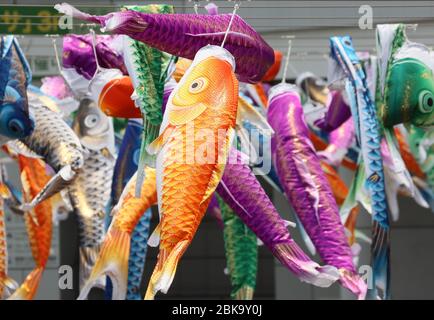Tokyo, Japon. 3 mai 2020. Les streamers de carpe nasaient dans le ciel sur une place vide à Tokyo le dimanche 3 mai 2020. Les streamers de carpe ou koinodori sont affichés pour la Journée des enfants du 5 mai, les parents japonais souhaitent que leurs enfants grandissent aussi fort que la carpe. Crédit: Yoshio Tsunoda/AFLO/Alay Live News Banque D'Images
