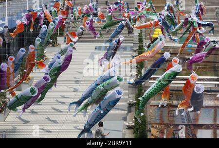 Tokyo, Japon. 3 mai 2020. Les streamers de carpe nasaient dans le ciel sur une place vide à Tokyo le dimanche 3 mai 2020. Les streamers de carpe ou koinodori sont affichés pour la Journée des enfants du 5 mai, les parents japonais souhaitent que leurs enfants grandissent aussi fort que la carpe. Crédit: Yoshio Tsunoda/AFLO/Alay Live News Banque D'Images