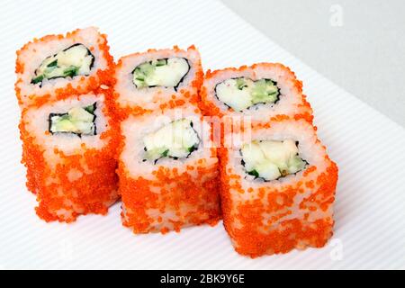 Sushi. Petits pains aux crevettes. Rouler en Californie avec de l'avocat. Cuisine japonaise. Les aliments sains sont bien disposés sur un plateau. Plat avec riz. Banque D'Images