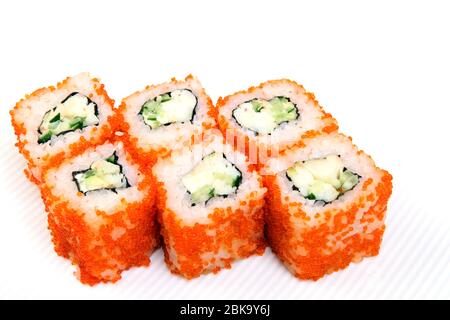 Sushi. Petits pains aux crevettes. Rouler en Californie avec de l'avocat. Cuisine japonaise. Les aliments sains sont bien disposés sur un plateau. Plat avec riz. Banque D'Images