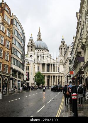 Cathédrale St Paul, Londres, vue de Ludgate Hill, avec des immeubles d'appartements et de bureaux de différentes époques architecturales s'élevant de chaque côté Banque D'Images
