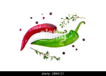 Gousses de poivron vert et rouge, deux branches de thym et de pois de poivre coloré isolées sur fond blanc Banque D'Images