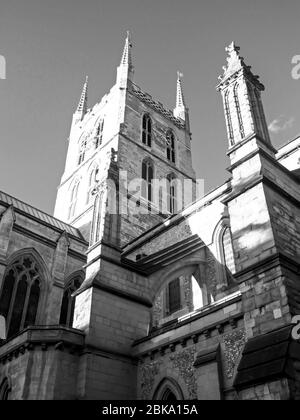 La cathédrale Southwark, située sur la rive sud de la Tamise, Londres, Royaume-Uni, en fin d'après-midi, lors d'une journée ensoleillée, photographiée en monochrome Banque D'Images