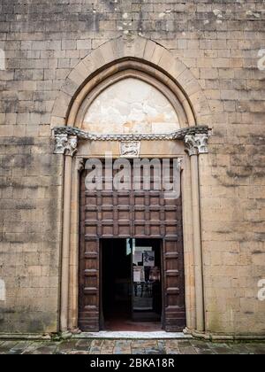 Imposant portail de l'église de San Francesco à Pienza, Italie, datant de 1200. Banque D'Images